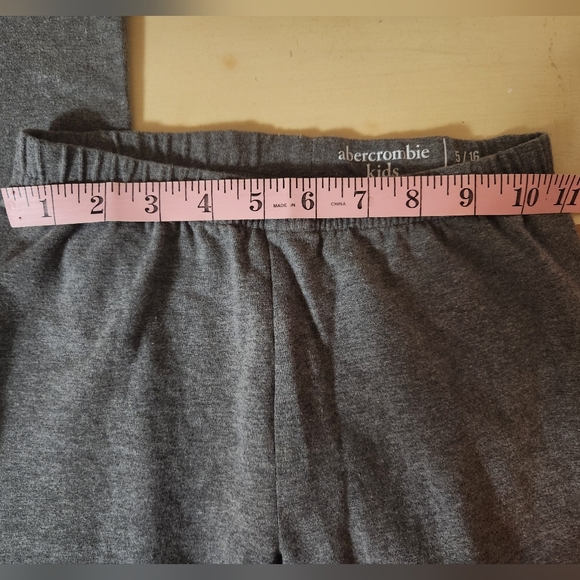 Abercrombie Kids Charcoal Leggings with White Logo - Picture 4 of 4